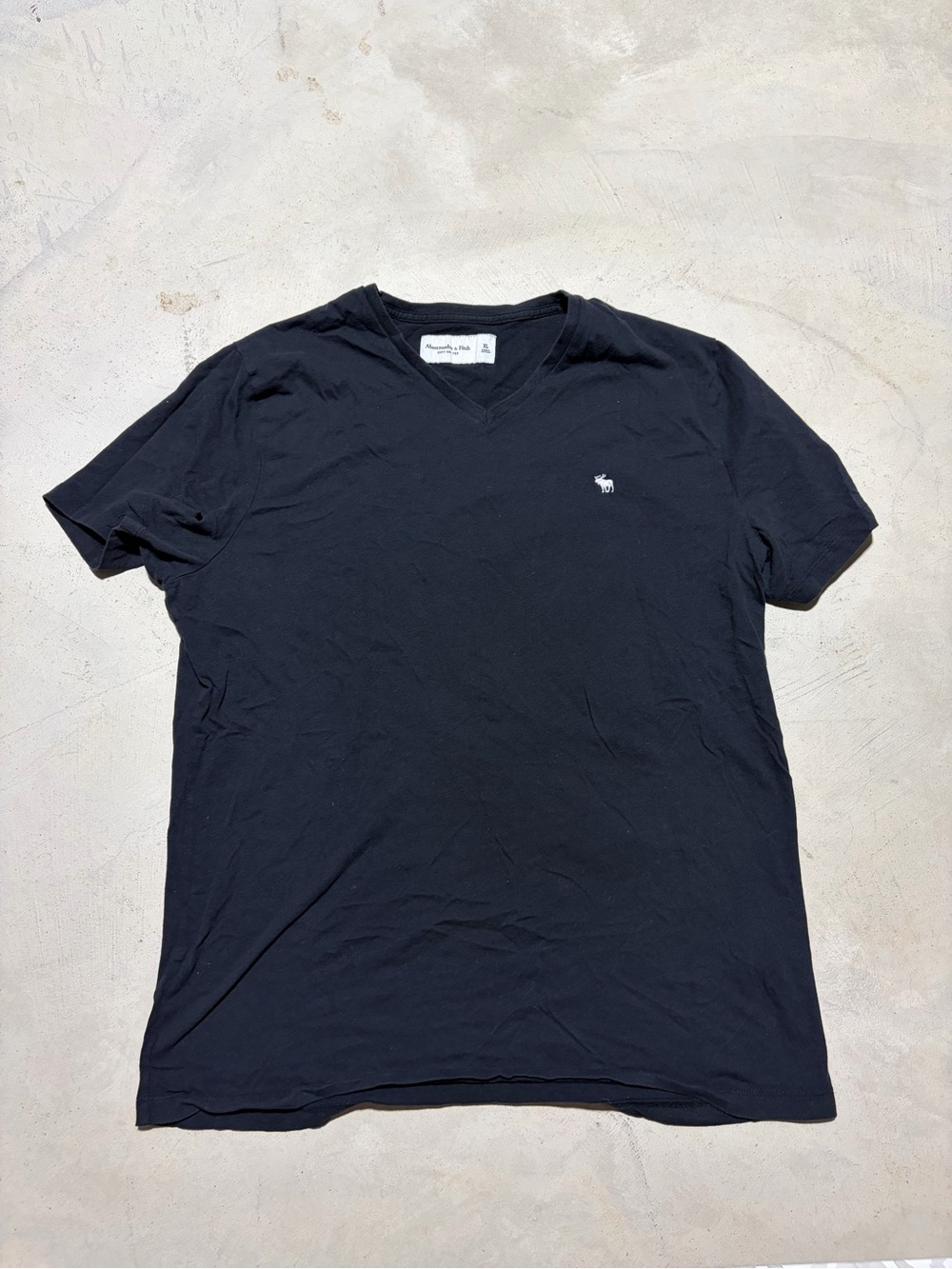 Abercrombie & Fitch Men's V-Neck Logo Tee in Black xl
